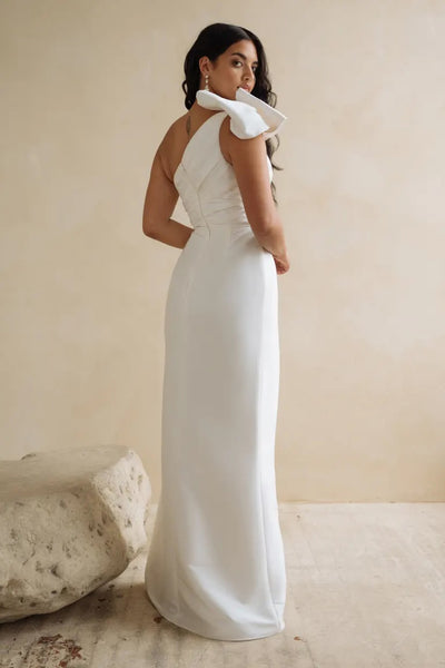 Woman in an elegant Isla gown of luxe taffeta turning her head to look at the camera.
Isla - Jenny Yoo Wedding Dress by Bergamot Bridal
